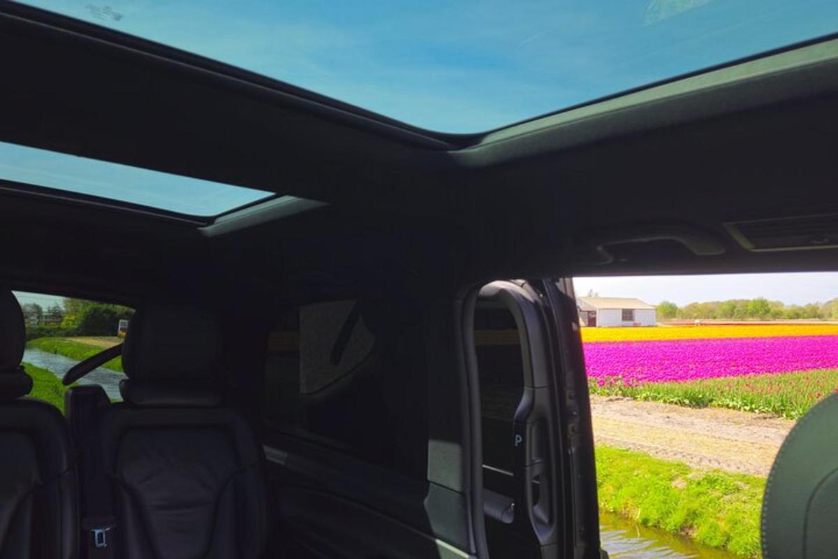 một góc nhìn từ bên trong xe với cánh đồng hoa tulip