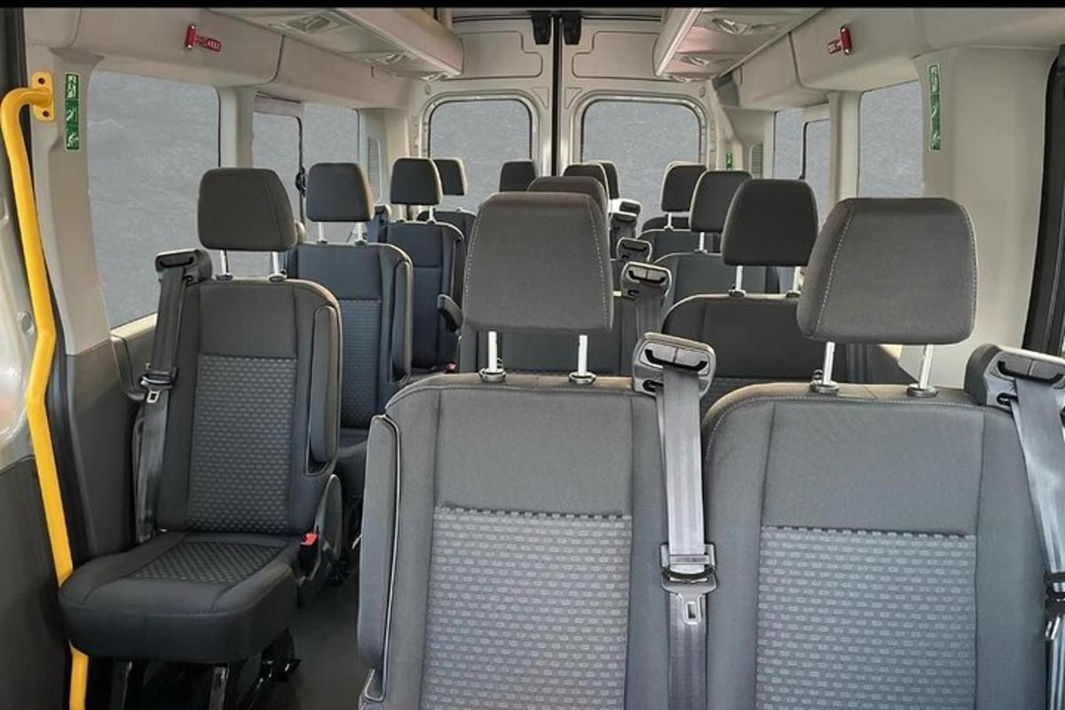 una vista dell'interno di un autobus vuoto