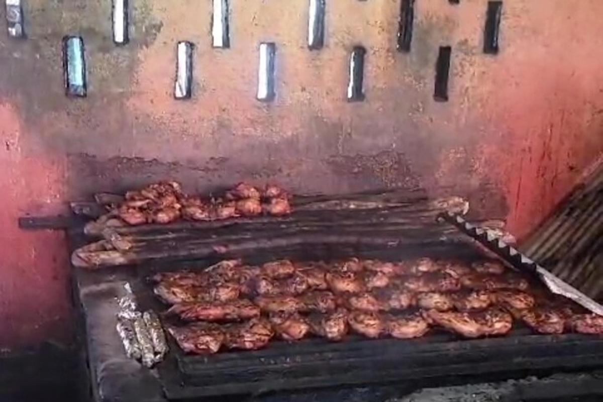 hromada kuřat pečených v troubě