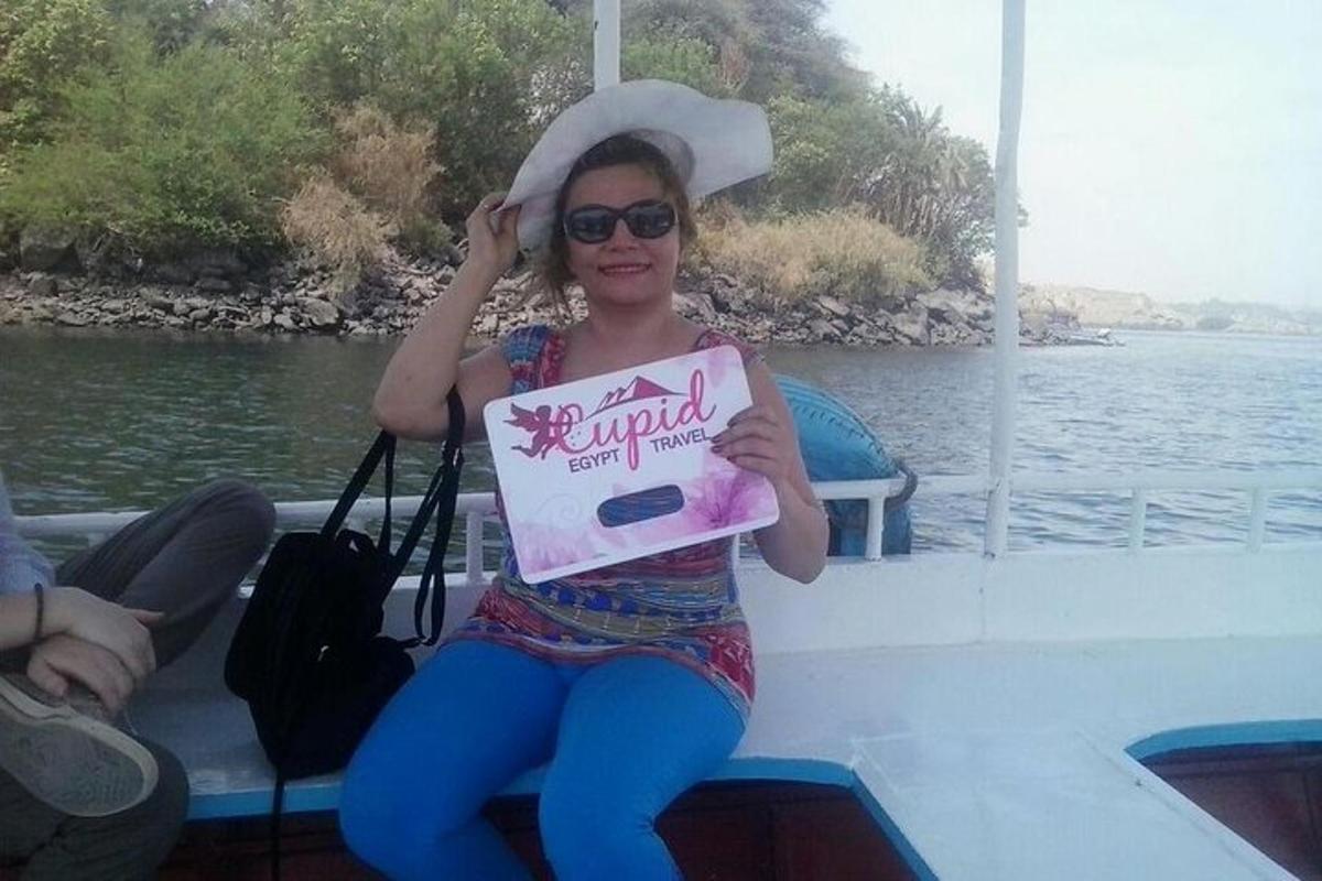Una mujer sentada en un barco sosteniendo un cartel