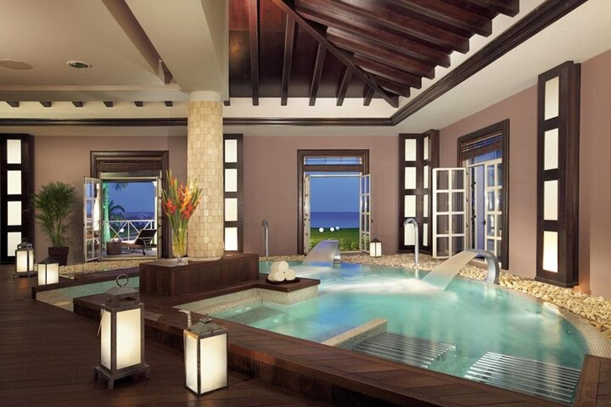 một bồn tắm nước nóng trong phòng khách với