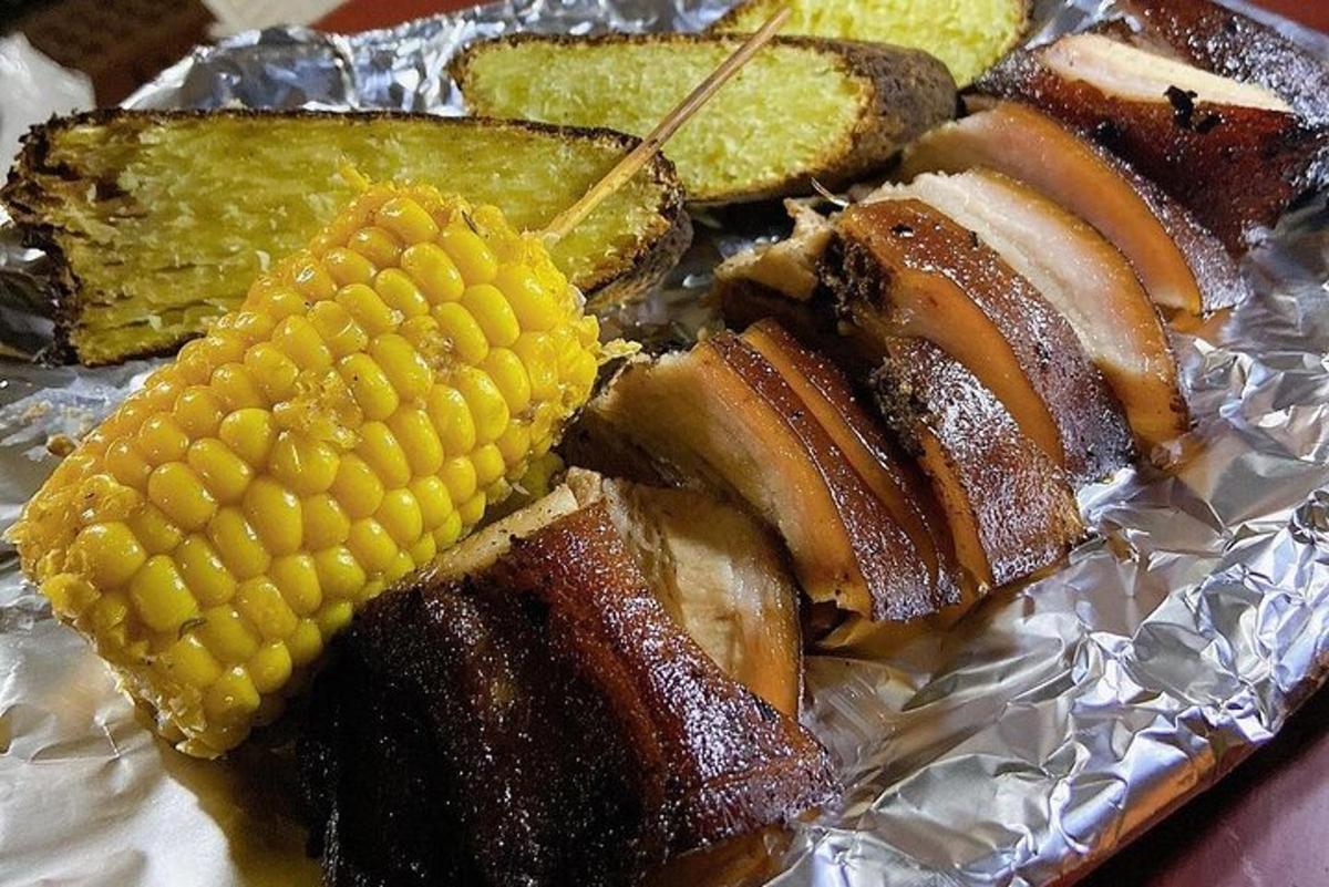 un piatto di cibo con pannocchie