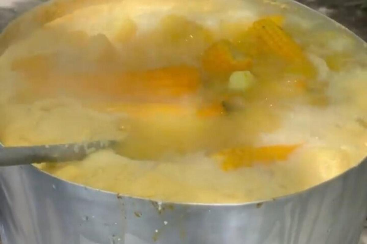 una pentola di zuppa con un cucchiaio dentro