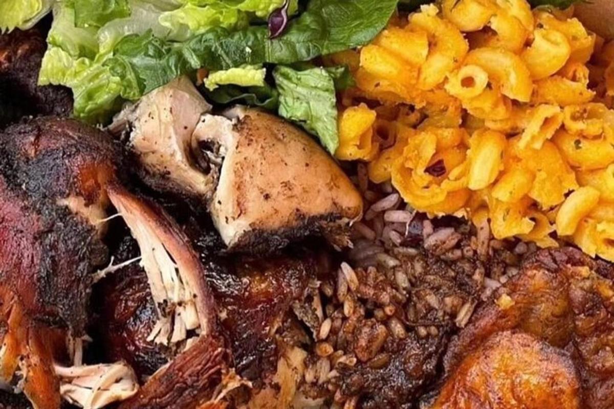 un piatto di cibo con carne e verdure sopra