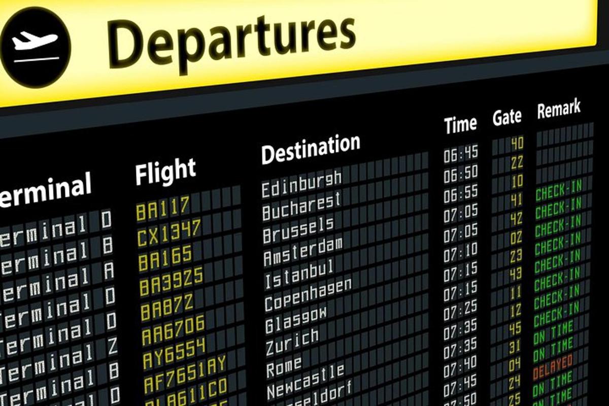 isang close up ng isang departure sign sa isang airport