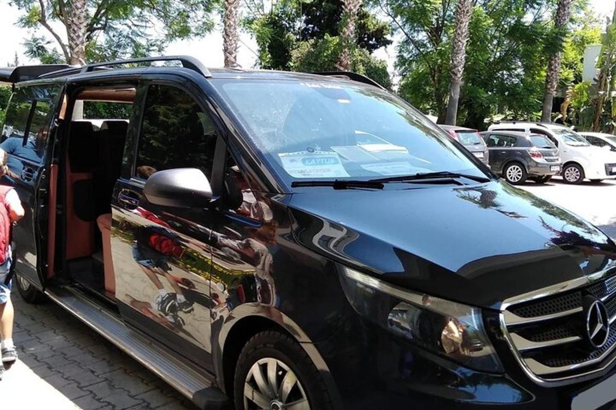 sebuah kereta hitam diparkir dengan pintu terbuka