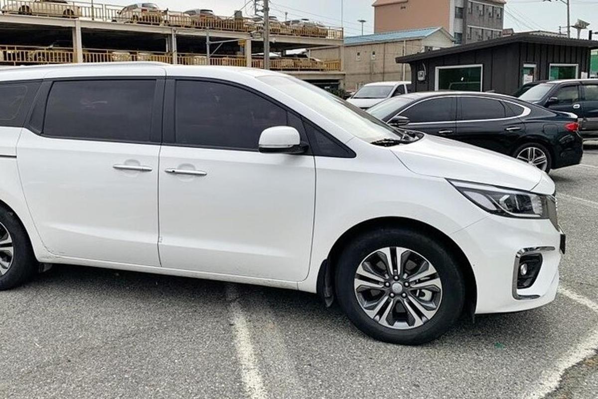 sebuah van putih diletakkan di tempat letak kereta