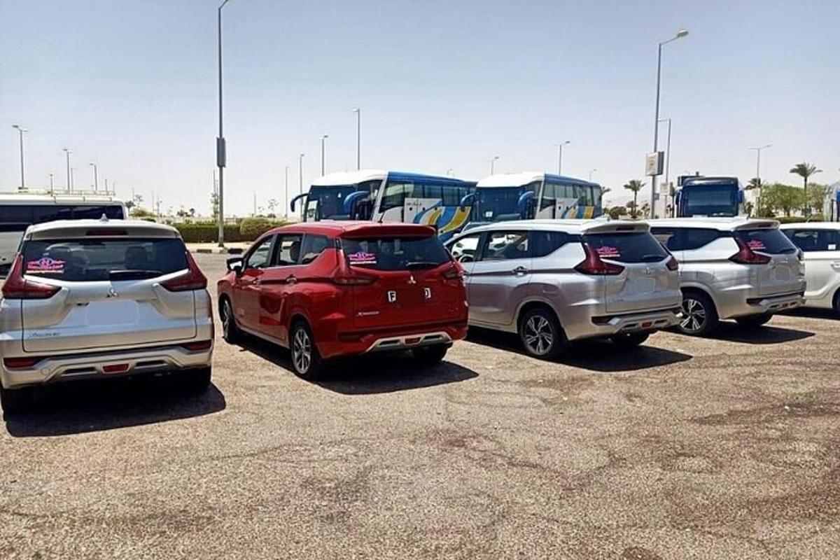 uma fileira de carros estacionados em um estacionamento