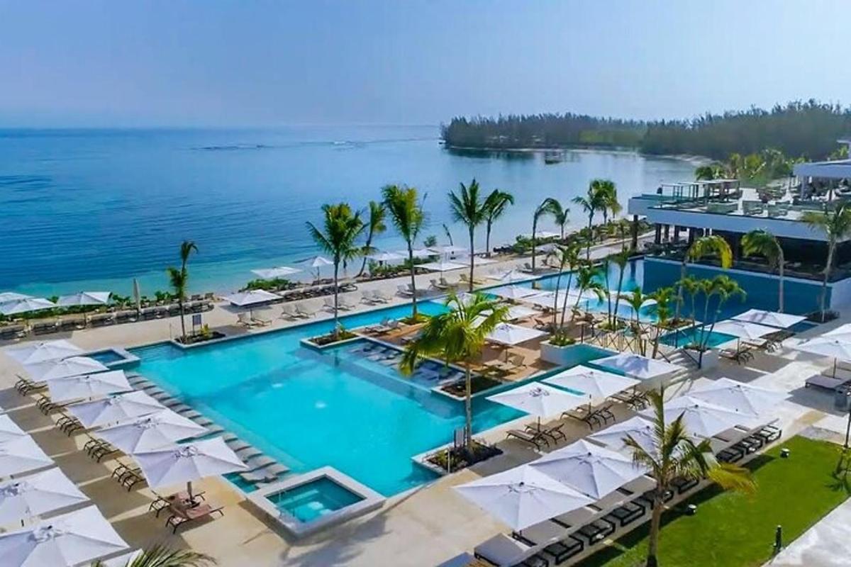 Letecký pohled na resort s bazénem