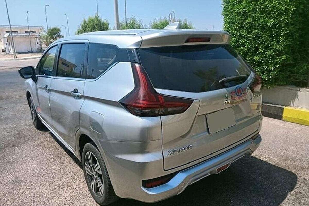 um SUV prateado estacionado em um estacionamento