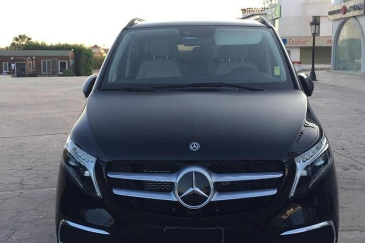 Mercedes Benz bíll lagður á bílastæði