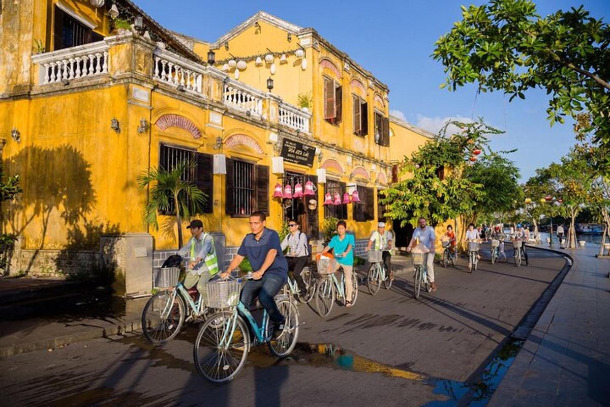 un grup de persones anant en bicicleta per un carrer