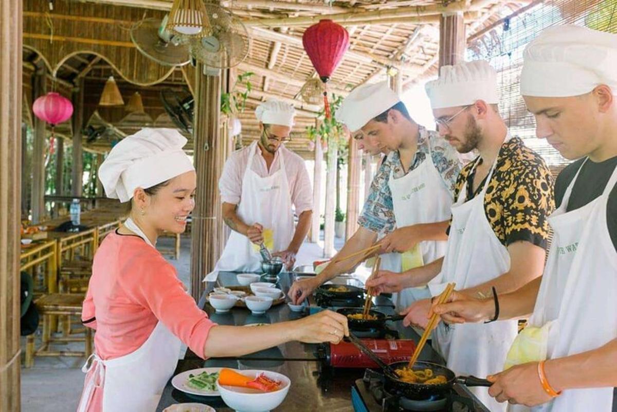 um grupo de chefs preparando comida em uma cozinha