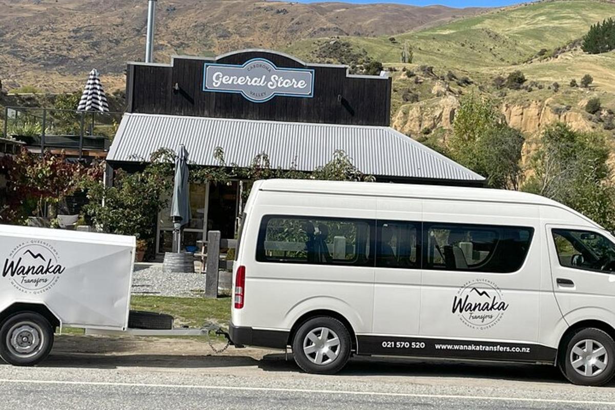 uma van branca estacionada em frente a uma loja