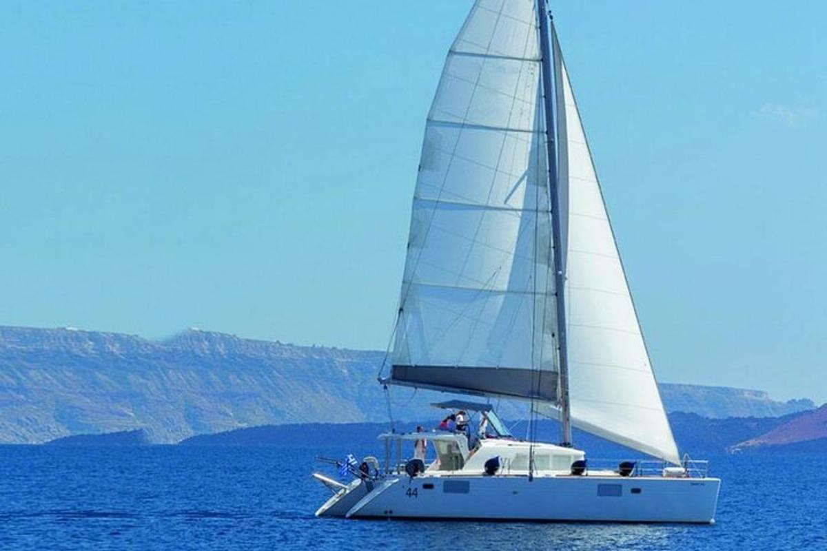 бяла платноходка в океана на водата