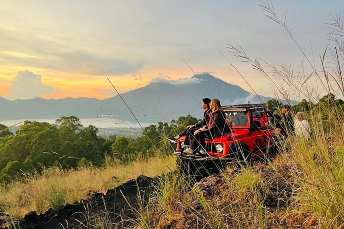 một nhóm người trên xe jeep ở một cánh đồng