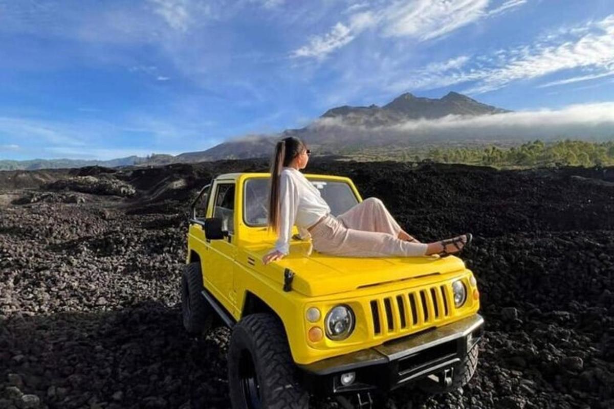 một người phụ nữ ngồi trên lưng một chiếc xe jeep màu vàng
