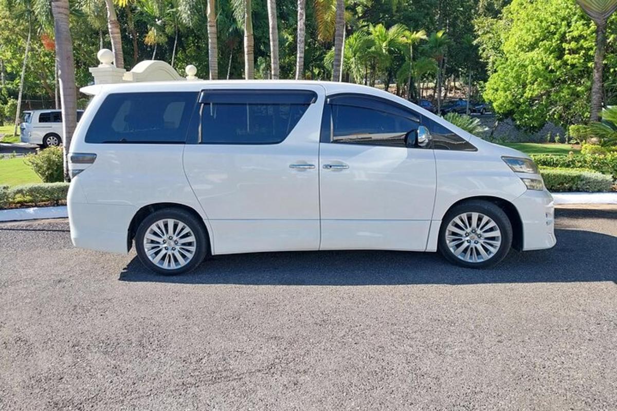 uma van branca estacionada em um estacionamento