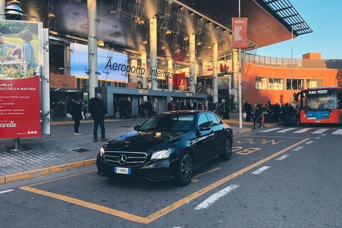 een zwarte auto geparkeerd op een parkeerplaats voor een gebouw