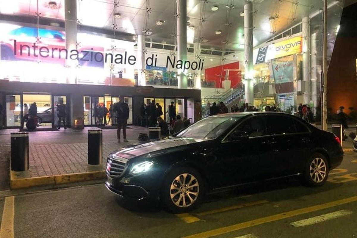 een zwarte auto geparkeerd voor een gebouw
