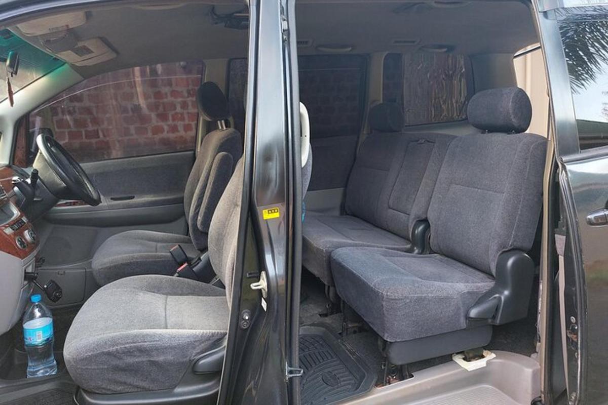 un sedile posteriore aperto di un minivan con i sedili posteriori chiusi