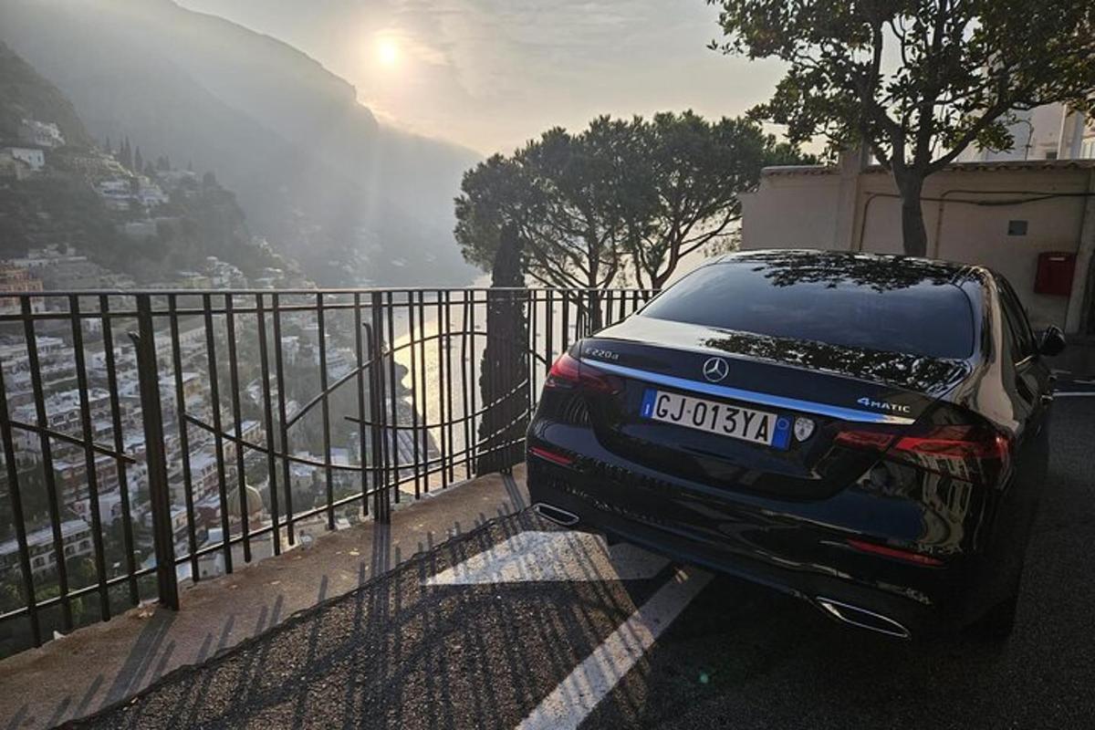 automobil parkiran uz ogradu na ulici