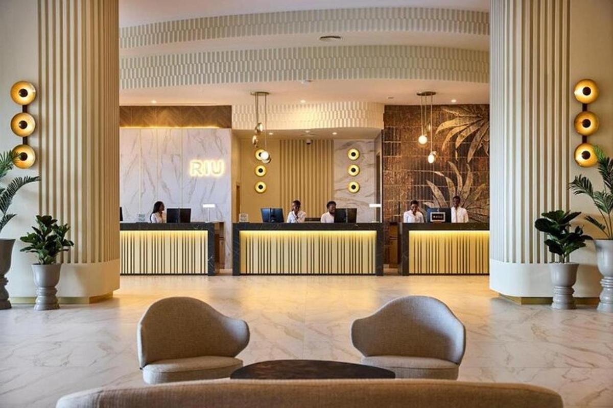 lobi hotel dengan orang-orang di latar belakang
