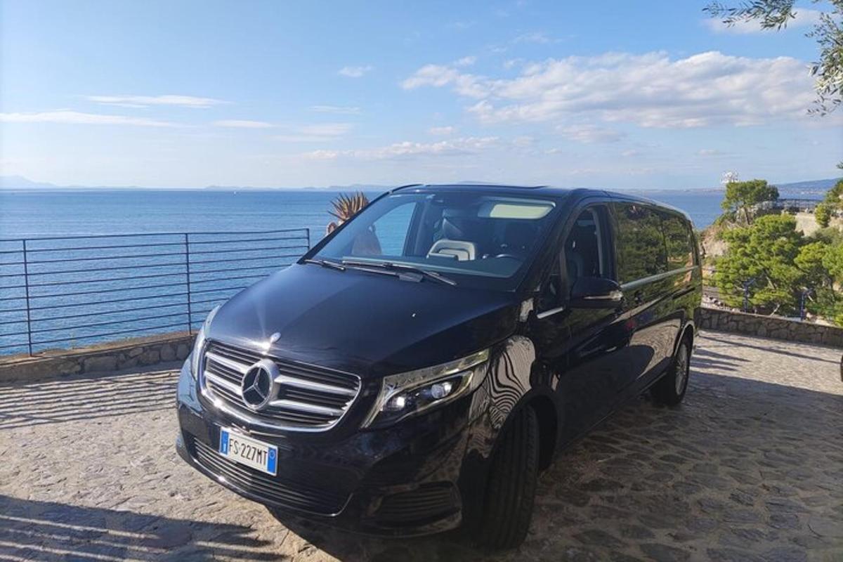 een zwarte SUV geparkeerd naast de oceaan