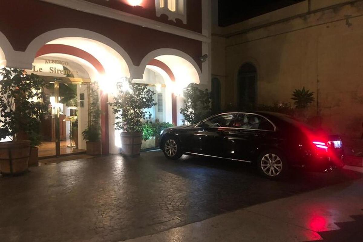 um carro estacionado em frente a um prédio à noite