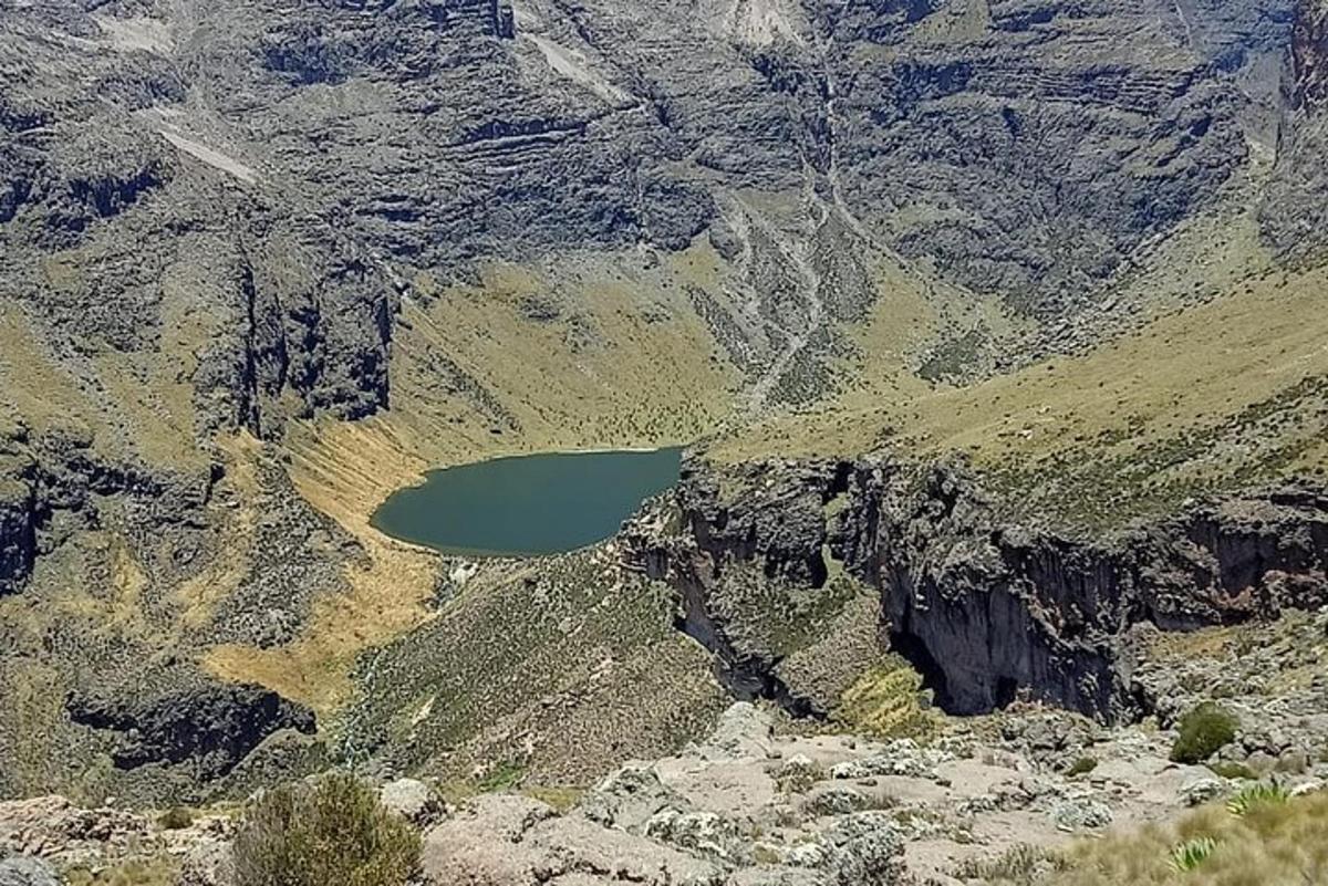 pemandangan udara gunung dengan tasik
