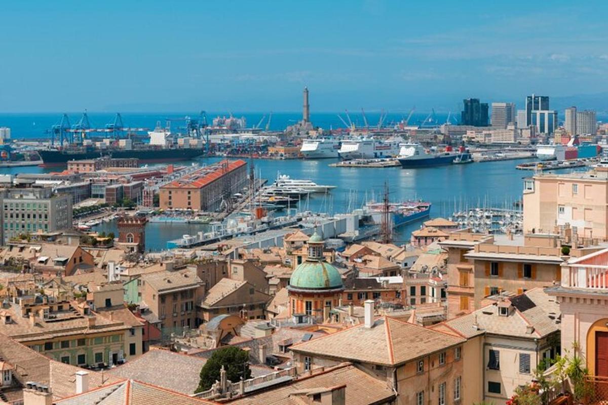 une vue d'une ville avec des bateaux dans l'eau