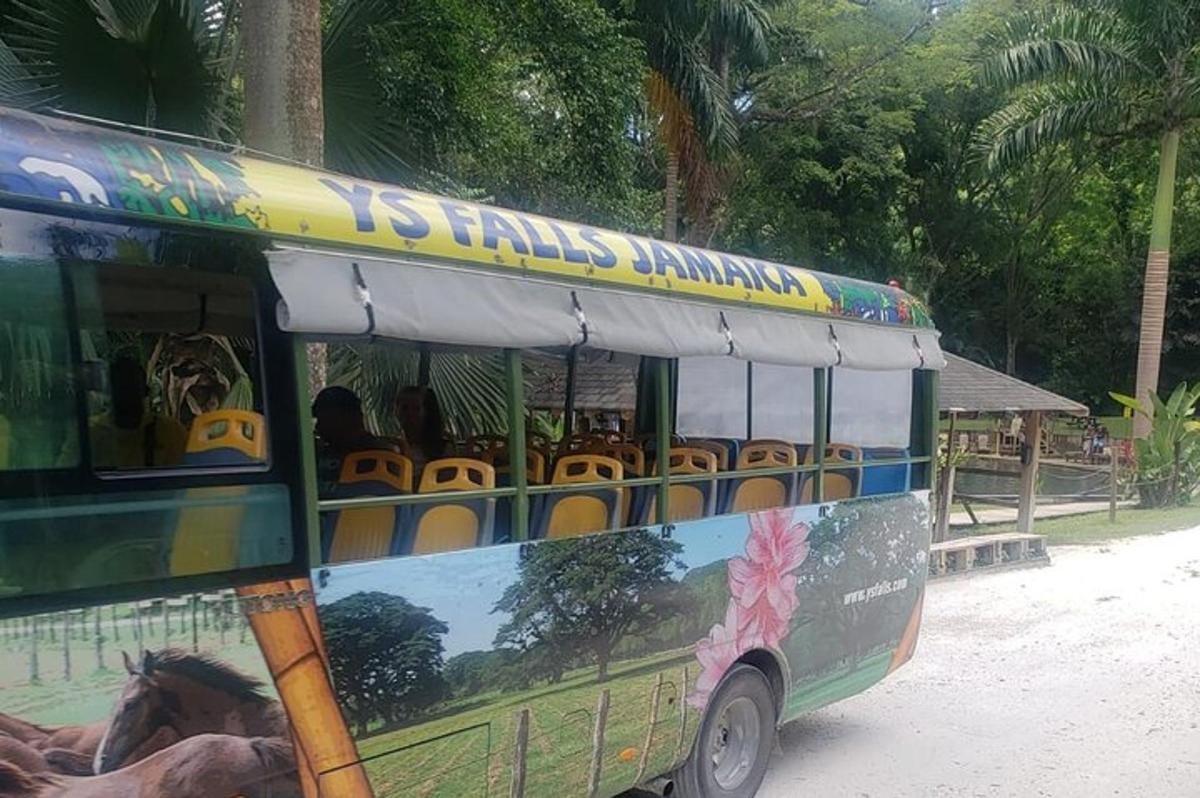 bas dengan papan tanda di tepinya