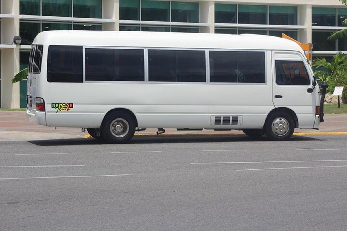 sebuah mobil van putih diparkir di depan sebuah gedung