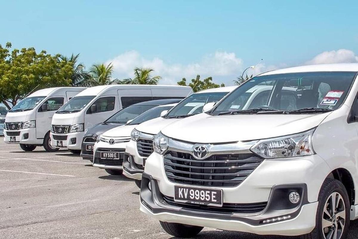 uma fileira de vans brancas estacionadas em um estacionamento
