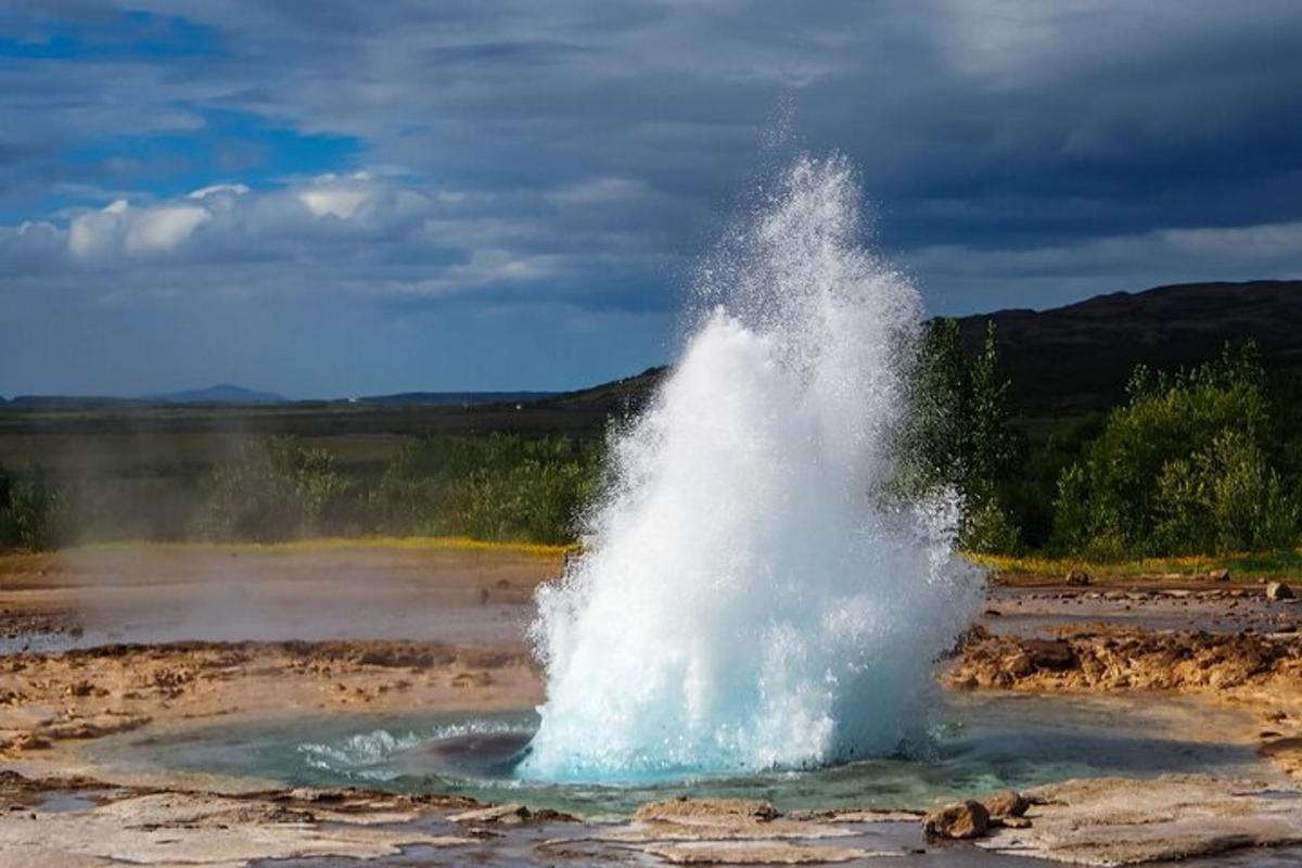 un grande mucchio d'acqua in mezzo a un campo