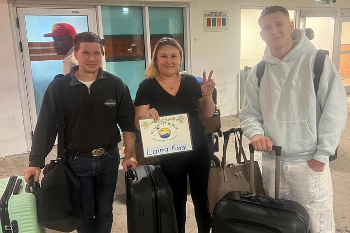 un grup de persones amb equipatge a l'aeroport