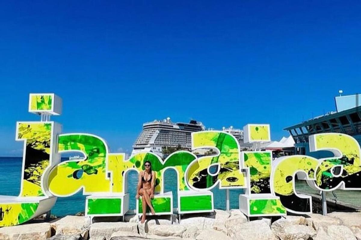 ženska, ki stoji na plaži pred oceanom