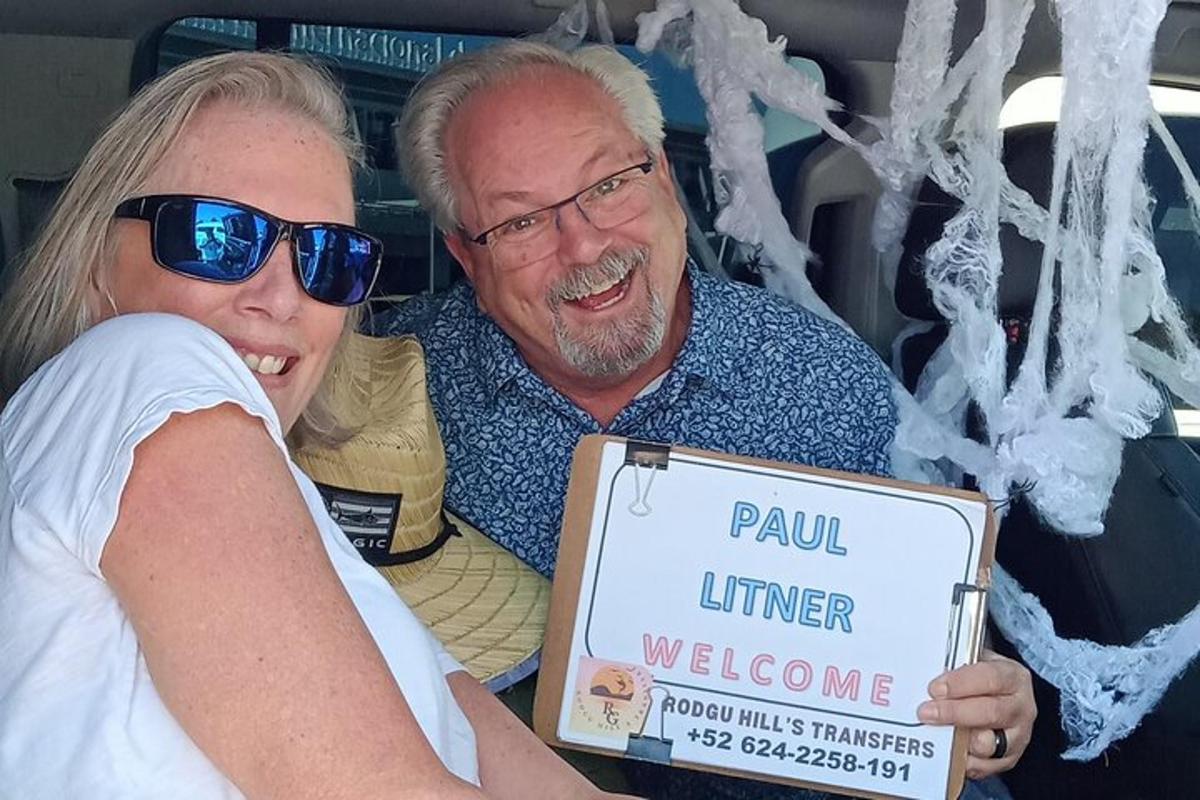 muž a žena držící ceduli s nápisem „Vítejte v pull lineru“