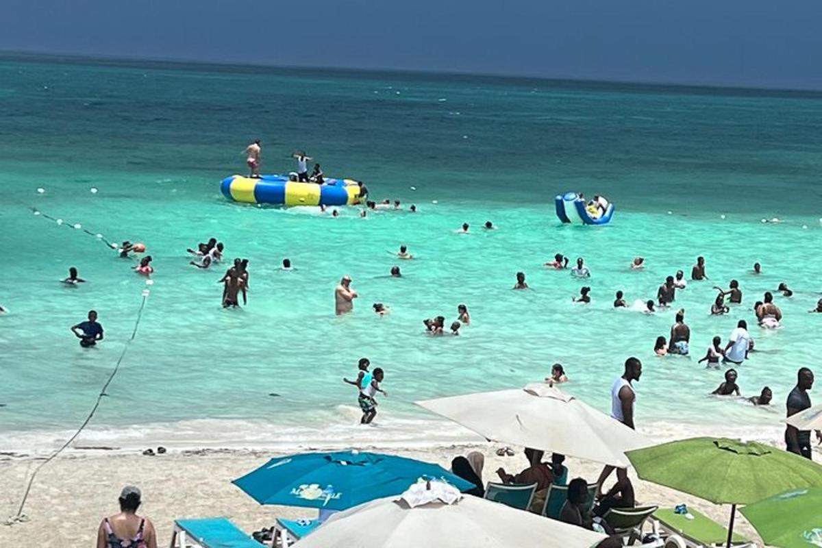 група људи у води на плажи