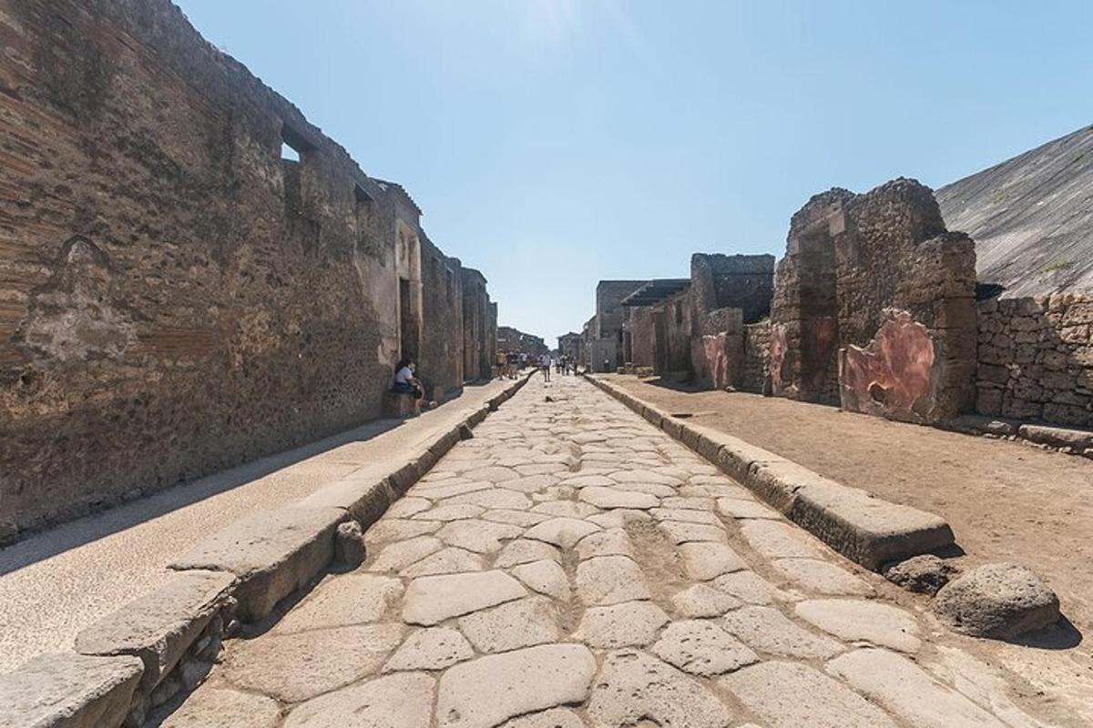 una calle adoquinada junto a un muro de piedra
