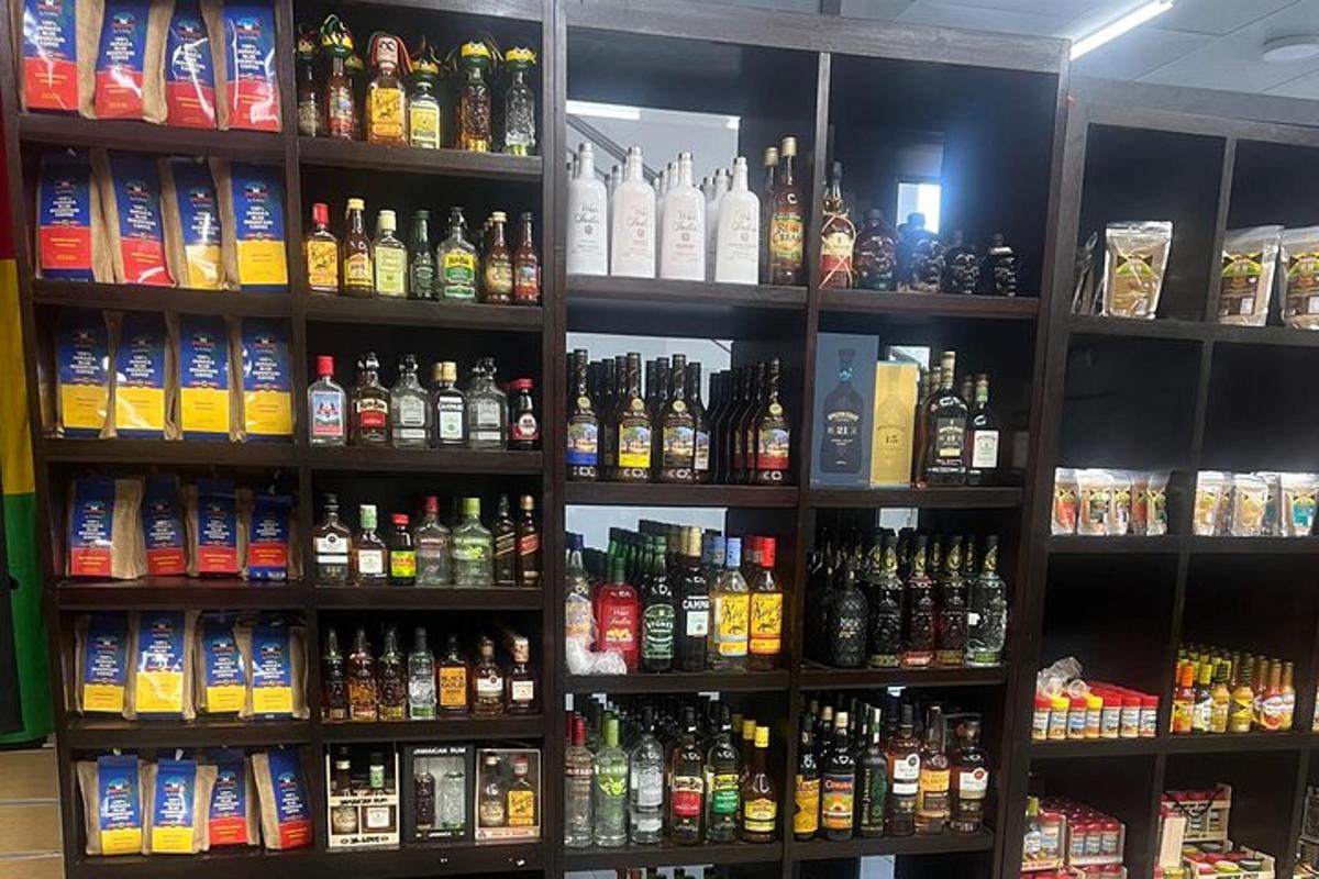 riiul, mis on täis palju erinevaid alkoholiliike