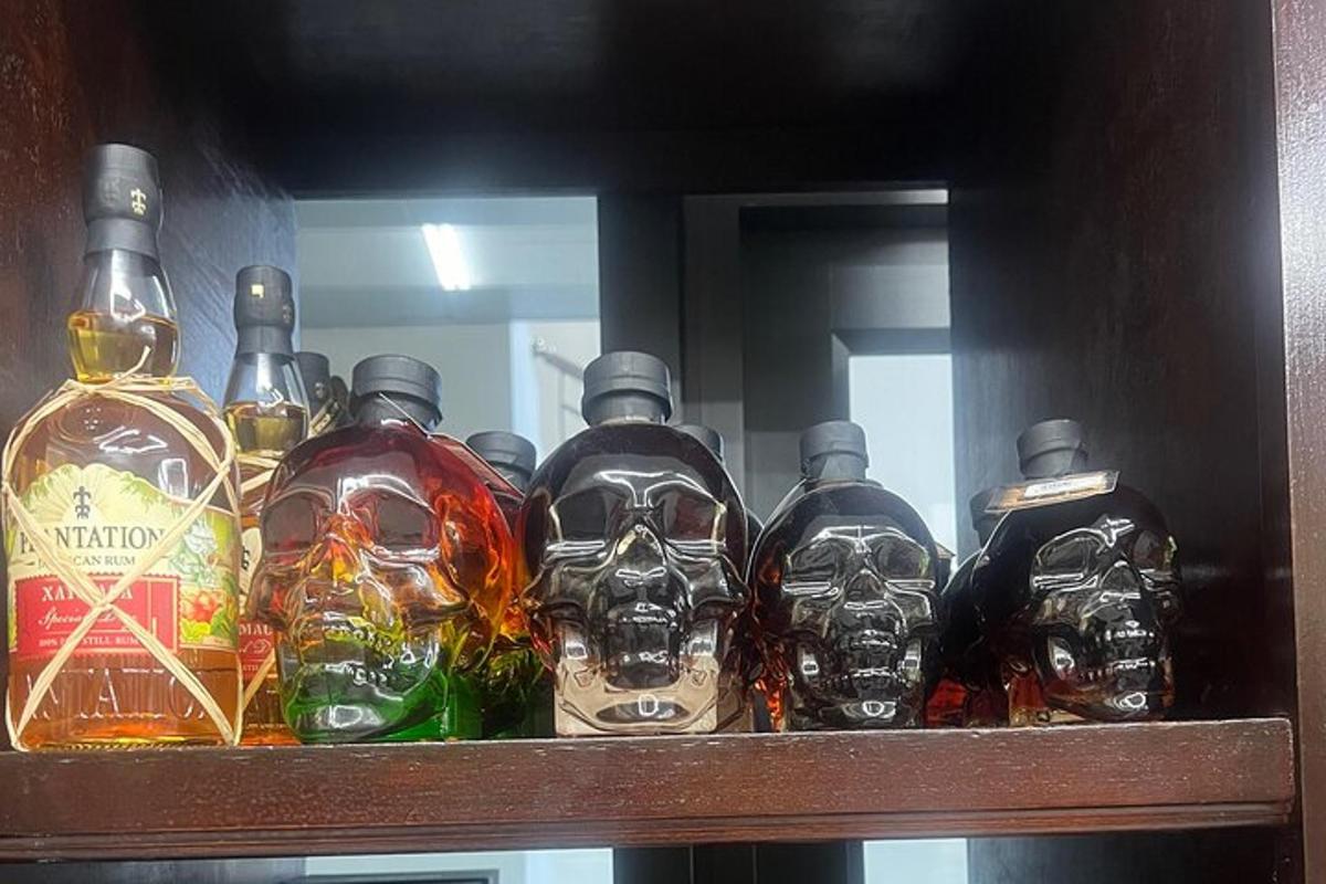 група флаша алкохола на полици