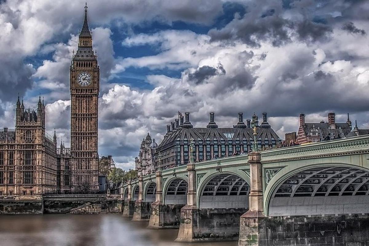 un pont sobre un riu amb una torre del rellotge i el Big Ben