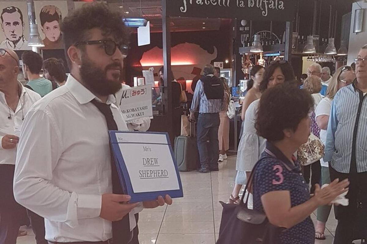 en mand holder et skilt i en butik