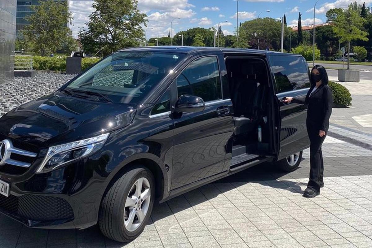 una dona puja a una furgoneta negra