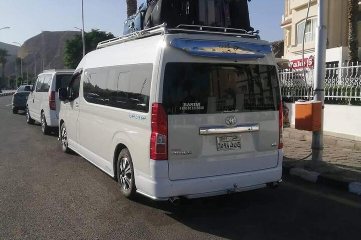 شاحنتان أبيضتان متوقفتان على جانب الشارع