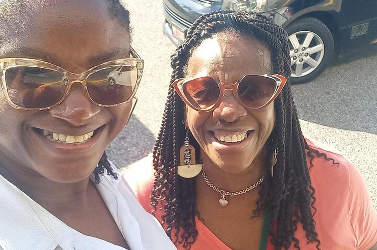 zwei Frauen mit Sonnenbrillen posieren für ein Foto