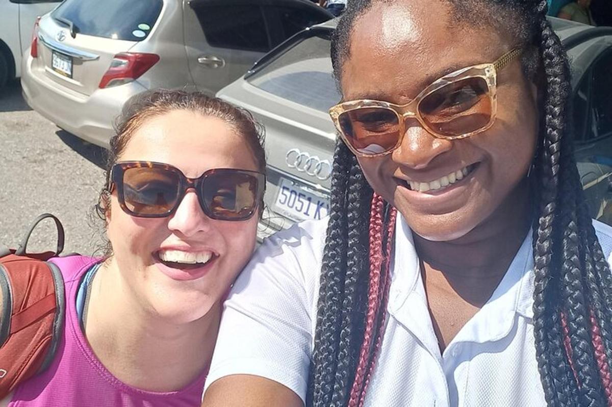 un uomo e una donna che indossano occhiali da sole posano per una foto