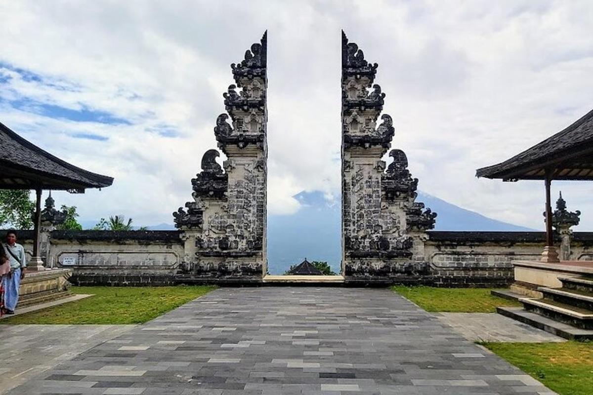 gerbang menuju gedung dengan orang-orang berdiri di luar