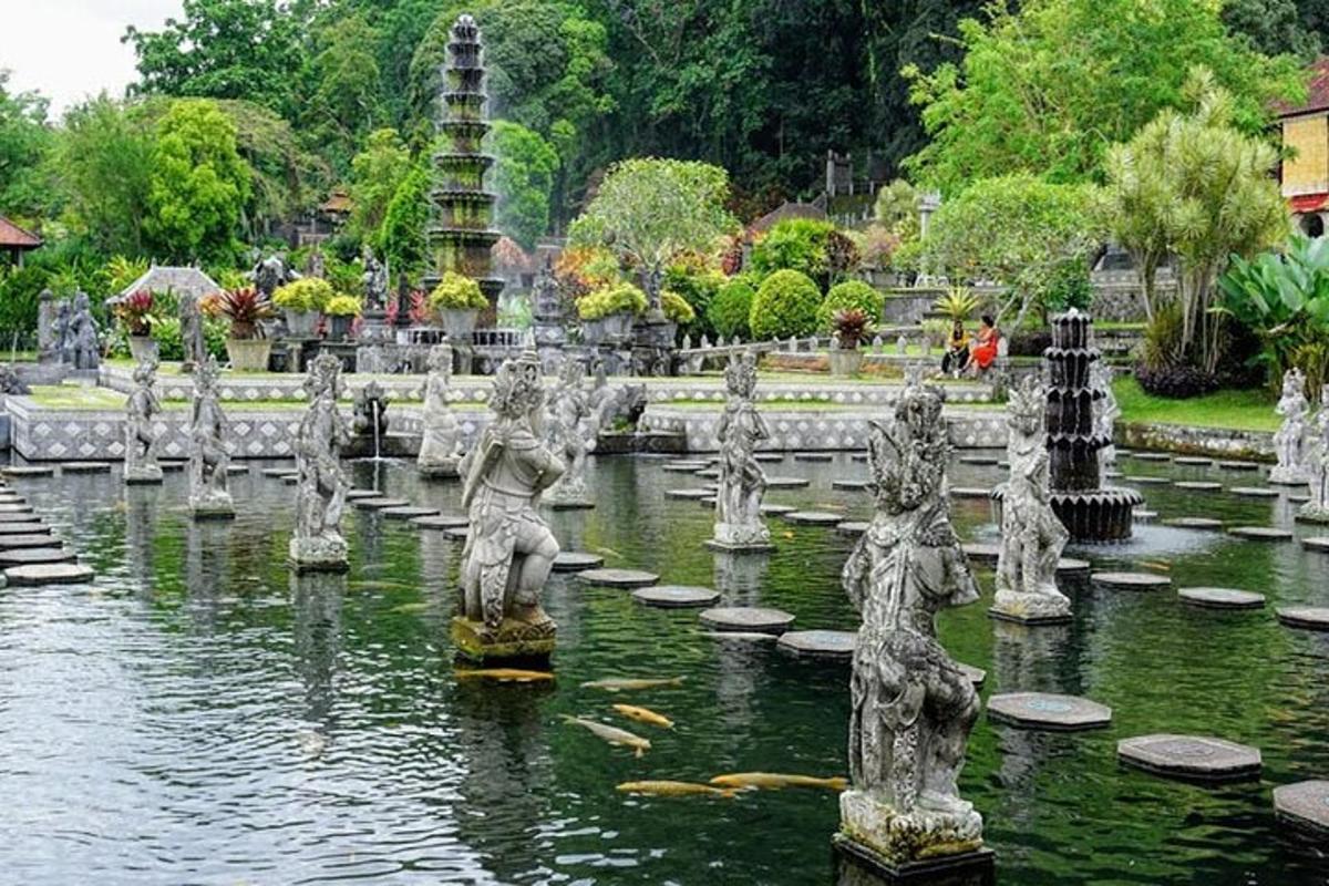 una fontana in un giardino con statue nell'acqua